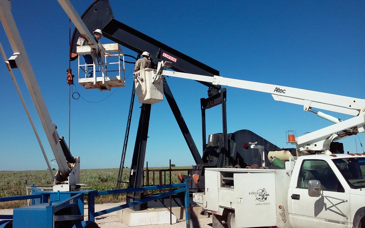 Ram-Gear crews working a Lufkin pumping unit on location