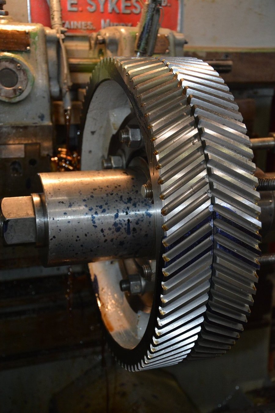 Engrane grande de espina de pescado en la máquina talladora de Ram-Gear