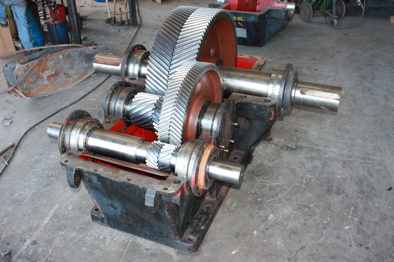 Caja de engranes de espina de pescado abierta durante su reconstrucción en Ram-Gear