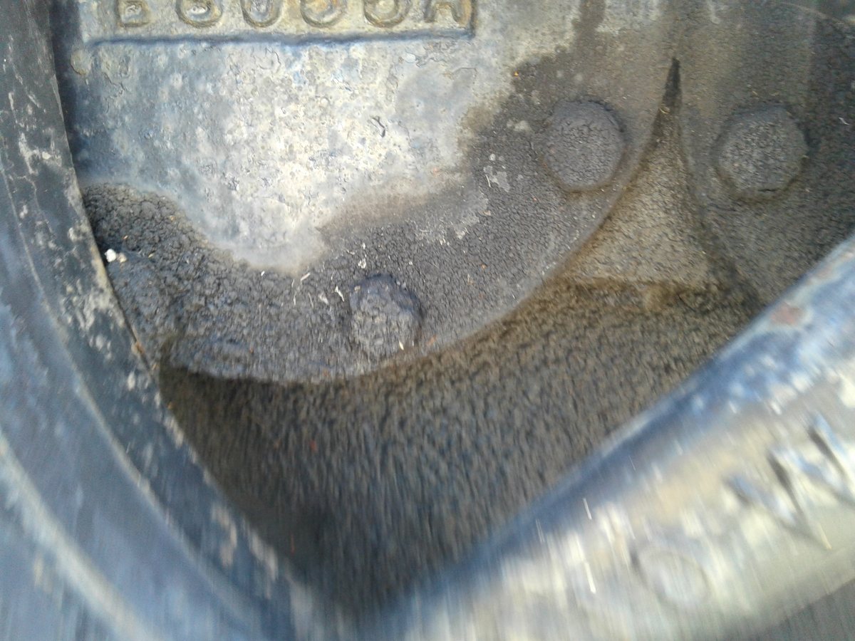 Cast hub and bolt flange detail