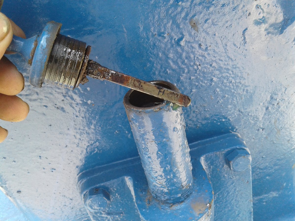 Checking oil level with FLOW dipstick